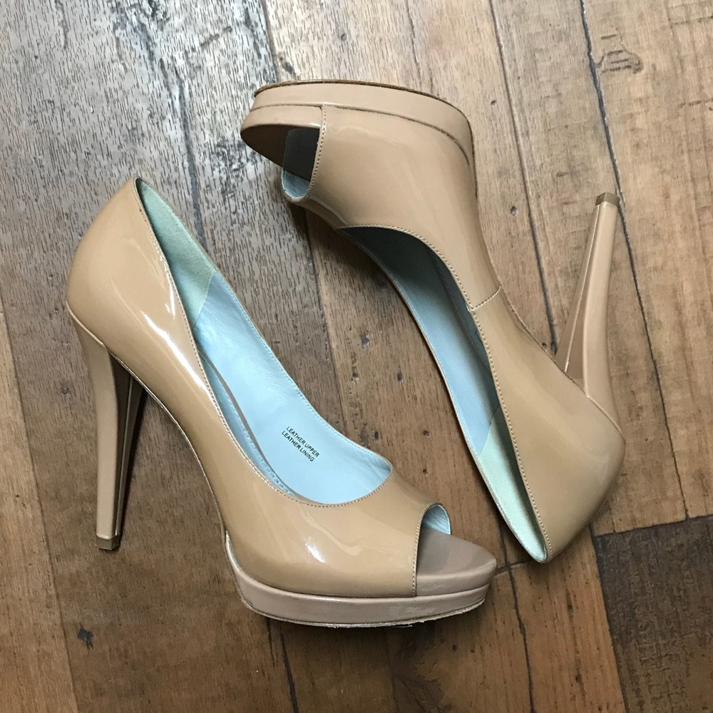 Vera Wang Lavender nude peep toe shoes